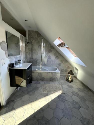 une salle de bain avec un lavabo et une baignoire dans l'établissement Paradis caché à Piriac-sur-Mer, à Piriac-sur-Mer