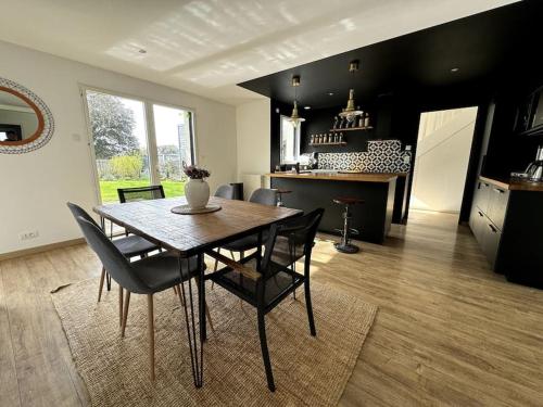 une cuisine et une salle à manger avec une table et des chaises dans l'établissement Paradis caché à Piriac-sur-Mer, à Piriac-sur-Mer