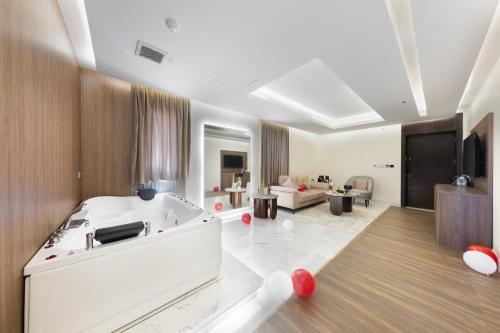 a large living room with a tub in the middle at Luxury Night Al Mounisea in Riyadh