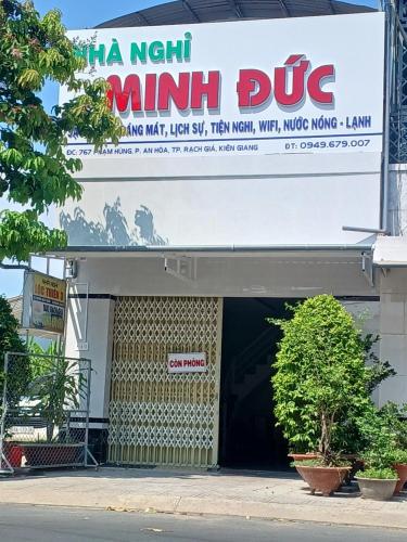 un edificio con una señal para un minibús en Nhà nghỉ Minh Đức, en Rạch Giá