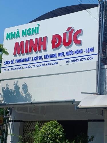 una señal para un minibús en el lateral de un edificio en Nhà nghỉ Minh Đức, en Rạch Giá