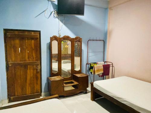 een kamer met een spiegel, een dressoir en een bed bij Binara Holiday Resort in Anuradhapura