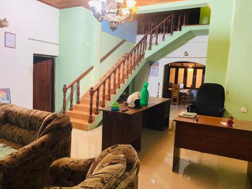 una sala de estar con 2 sofás y una escalera en Binara Holiday Resort en Anuradhapura