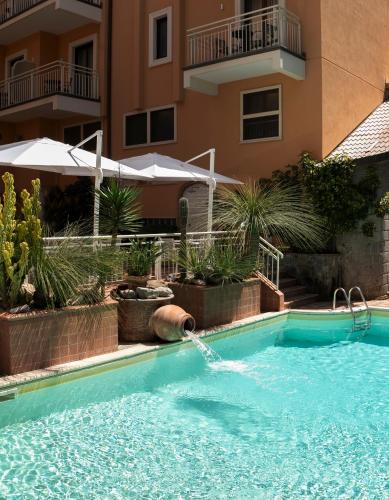 Hotel Michelangeloの敷地内または近くにあるプール