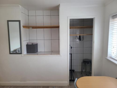 A kitchen or kitchenette at GATWICK ROOMs