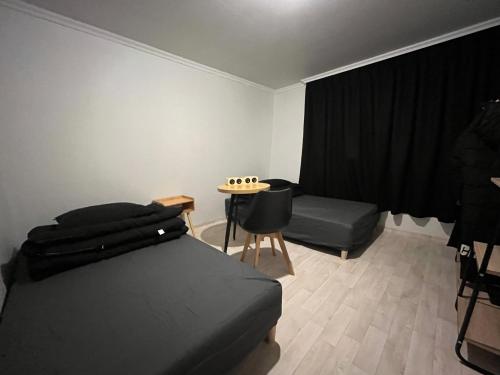- une chambre avec un lit, une table et une chaise dans l'établissement green house room 103, à Séoul