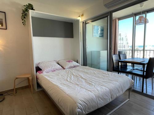 STUDIO 2-3 pers PARKING CLIM VUE PORT ET MER