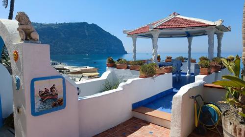 - un escalier blanc avec vue sur l'océan dans l'établissement Appartamenti Tina in Villa Restituta, à Ischia