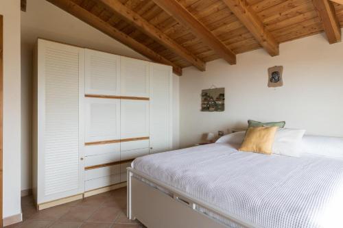 Un ou plusieurs lits dans un hébergement de l'établissement Naol penthouse apartment, Tignale