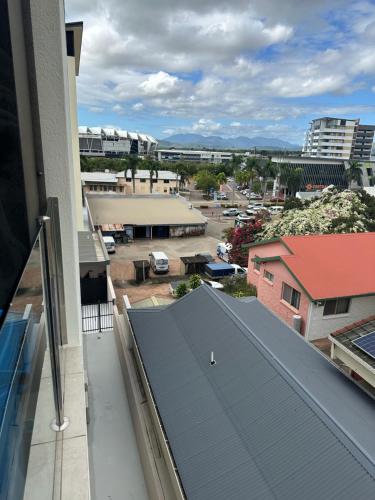 an overhead view of a roof of a building with a parking lot at 5 minute walk to the Stadium!! Taylord Holiday Homes and Apartments in Townsville