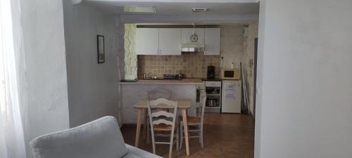 cocina con mesa y sillas en una habitación en Chez Bichette Brignoles, en Brignoles