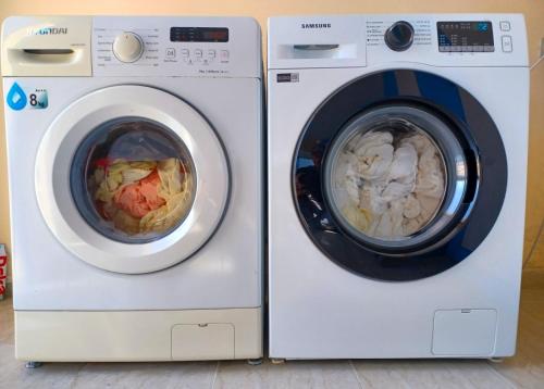 duas máquinas de lavar roupa estão empilhadas uma ao lado da outra em Eleart em Golem