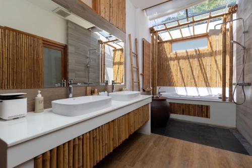 uma casa de banho com 2 lavatórios e uma grande janela em Bulow Casa Grand View Resort em Koh Lipe