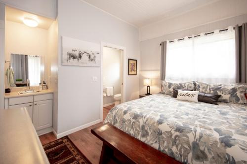 Aloha Junction Bed and Breakfast -Minutes away from Hawaii Volcanoes National Parkにあるベッド