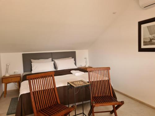 スラノにあるVilla Rinaのベッドルーム1室(ベッド1台、椅子2脚付)