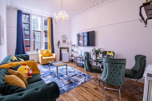 een woonkamer met een groene bank en stoelen bij Selfridges Skyline Suite Located Next to Bond Street in Londen