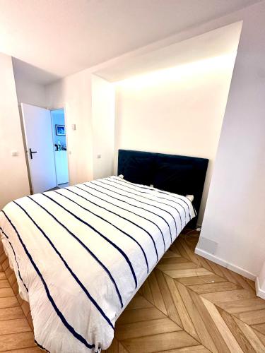 a bedroom with a large bed in a room at Garden sea view - Victoria - Le Cannet in Le Cannet