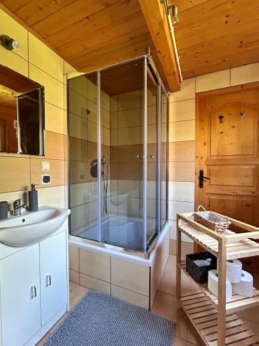 a bathroom with a shower and a sink at Domki u Oli Kudowa-Zdrój - Balia & Góry Stołowe in Kudowa-Zdrój