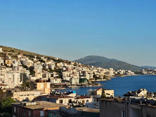 - une vue sur une ville avec une masse d'eau dans l'établissement Joen Guesthouse, à Saranda