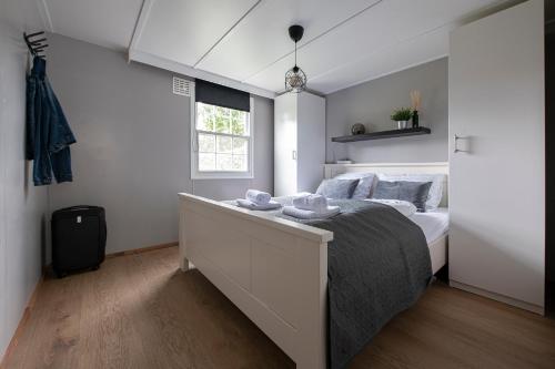 Ένα ή περισσότερα κρεβάτια σε δωμάτιο στο 37, located in a quiet & wooded area!