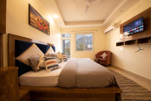 een slaapkamer met een groot bed met kussens bij PerfectStayz B2L Hills Tapovan in Rishīkesh