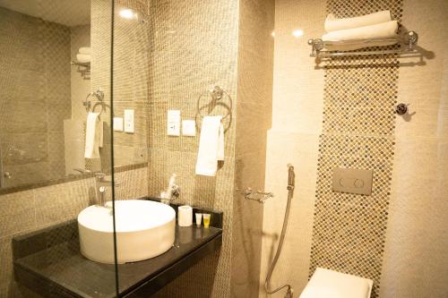La salle de bains est pourvue d'un lavabo et d'une douche. dans l'établissement Hotel Glory Garden, à Pokhara