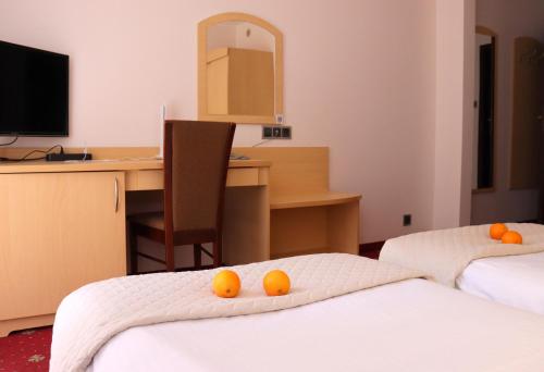 Hotel Nad Mrogąにあるベッド