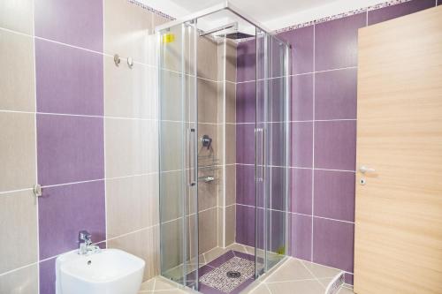 y baño con ducha, aseo y lavamanos. en Villa Giulia - Vesuvio Guest House Pompei Sorrento, en Boscotrecase