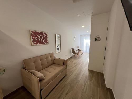 un salon avec un canapé et une table dans l'établissement White House, Castellón de la Plana