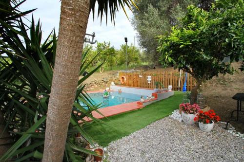 una piscina en un patio con plantas en OASI SICILIANA, en Caronia