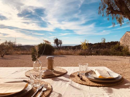 un tavolo con piatti e tovaglioli in cima di Casa Imayah charming B&B a Noto