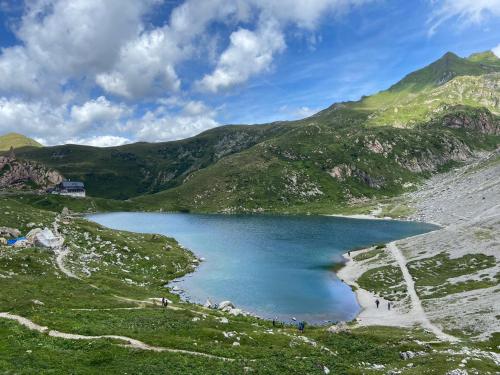 a mountain lake in the middle of a valley at Ruheoase zwischen Bergen und Seen mit Infrarotsauna in Hermagor
