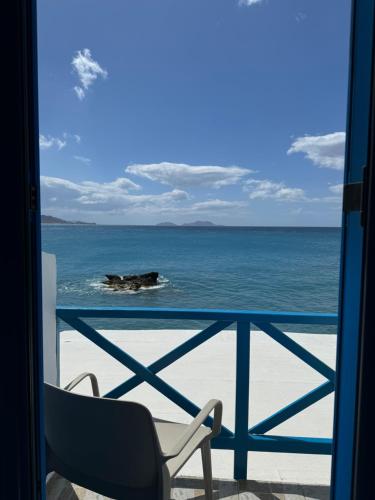 een uitzicht op de oceaan vanaf het balkon van een cruiseschip bij Agia Fotia Taverna in Kerames