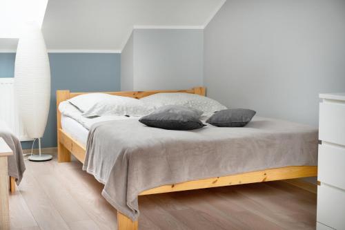 クドヴァ・ズドゥルイにあるApartamenty u Agiのベッドルーム1室(木製ベッド1台、枕2つ付)