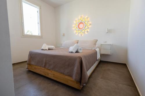 加里波利的住宿－Attico Margherita - LA TERRAZZA SUL MARE，一间卧室配有一张床,上面有两条毛巾