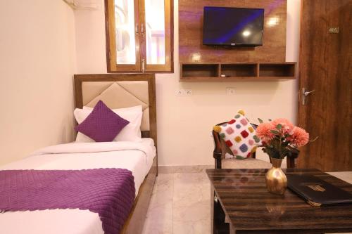 Postel nebo postele na pokoji v ubytování PerfectStayz Value Hills Tapovan