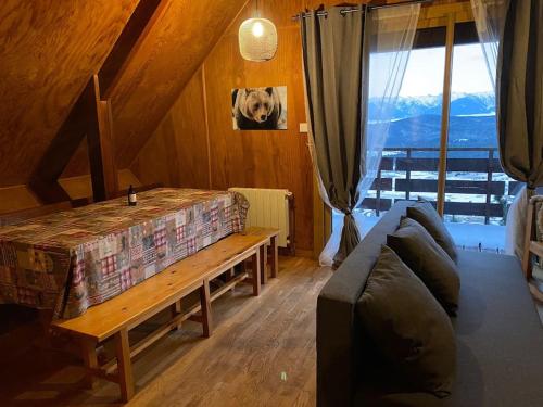 a room with a couch and a bench in a room at Chalet vue imprenable sur lac et pistes in Les Angles