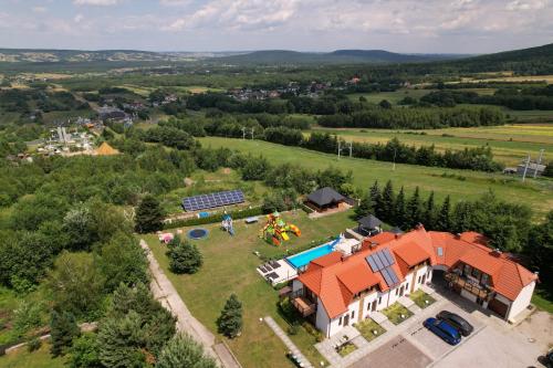 una vista aérea de una casa con piscina en Apartamenty Pod Łysicą & SPA - przy stoku, basen, jacuzzi, sauna, en Krajno Pierwsze