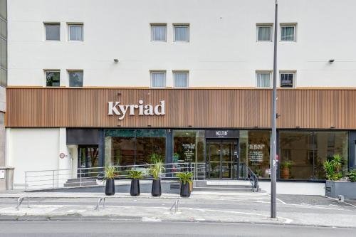 akritkrit winkel op straat voor een gebouw bij Kyriad Marseille Palais Des Congrès – Vélodrome in Marseille