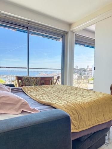 une chambre avec un lit avec vue sur l'océan dans l'établissement AGENCIA dernier étage vue mer panoramique, à Cannes