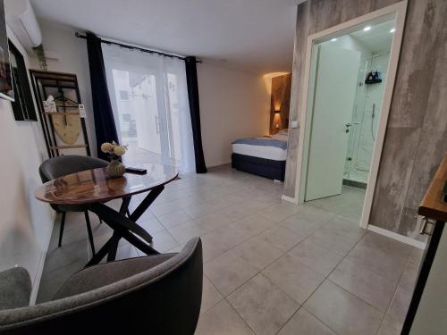 una habitación con mesa y sillas y un dormitorio en Sweet Retreat Apartment Lahr en Lahr