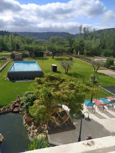 - une vue sur la piscine dans un parc dans l'établissement Chambre d'hôtes de lamy, à Pierrerue