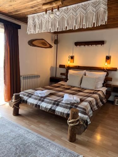 um quarto com uma cama grande num quarto em Chalet "Family" em Suskovo