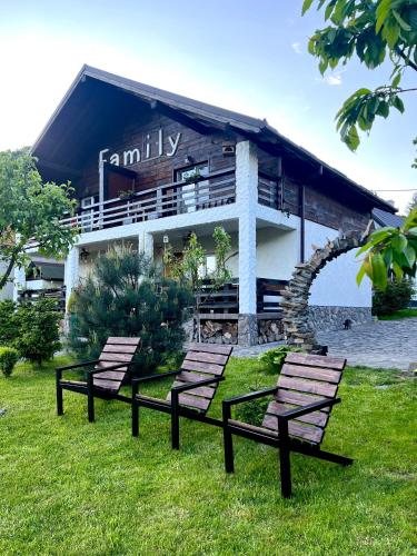 Taman di luar Chalet "Family"