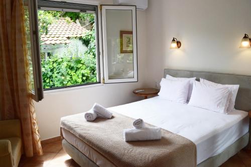 um quarto com uma cama com duas toalhas em Nicola's House with private parking em Kavala