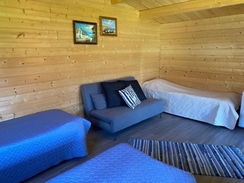 Cette chambre comprend un lit, un canapé et une chaise. dans l'établissement Ranna majutus, à Pärnu