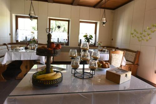 呂貝瑙的住宿－施普雷瓦爾德斯普利斯洛切旅館，厨房配有带水果和酒杯的桌子