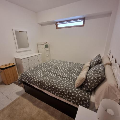 Ένα ή περισσότερα κρεβάτια σε δωμάτιο στο Vivienda Leo-JES