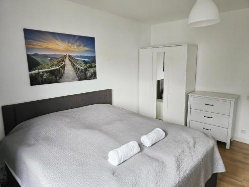 een slaapkamer met een bed met twee handdoeken erop bij 3 Zimmer Apartment in Wuppertal