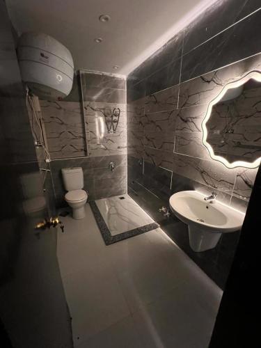 بورتو السخنه -Hotel Porto vib في العين السخنة: حمام مع حوض ومرحاض